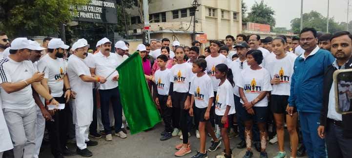 शाहजहांपुर में पदयात्रा निकालतीं आर्य महिला डिग्री कॉलेज की छात्राएं। स्रोत: कॉलेज शाहजहांपुर में पदयात्रा निकालतीं आर्य महिला डिग्री कॉलेज की छात्राएं। स्रोत: कॉलेज