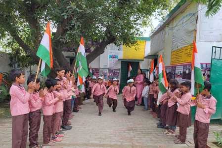 शाहजहांपुर में पदयात्रा निकालतीं आर्य महिला डिग्री कॉलेज की छात्राएं। स्रोत: कॉलेज शाहजहांपुर में पदयात्रा निकालतीं आर्य महिला डिग्री कॉलेज की छात्राएं। स्रोत: कॉलेज
