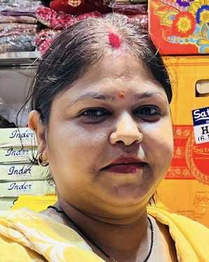 शहर की खपरैल बाजार में कपड़े की दुकान पर लहंगे व साड़ियां देखतीं महिलाएं। संवाद शहर की खपरैल बाजार में कपड़े की दुकान पर लहंगे व साड़ियां देखतीं महिलाएं। संवाद