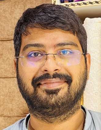 शहर की खपरैल बाजार में कपड़े की दुकान पर लहंगे व साड़ियां देखतीं महिलाएं। संवाद शहर की खपरैल बाजार में कपड़े की दुकान पर लहंगे व साड़ियां देखतीं महिलाएं। संवाद
