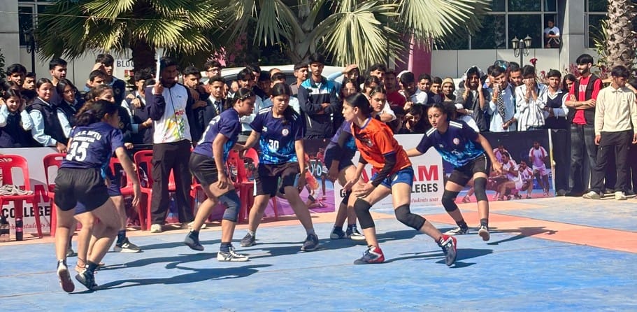 तीन दिवसीय वार्षिक खेलकूद प्रतियोगिता के दौरान कबड्डी में विजेता एचपीटीयू की टीम मुख्यातिथि के 