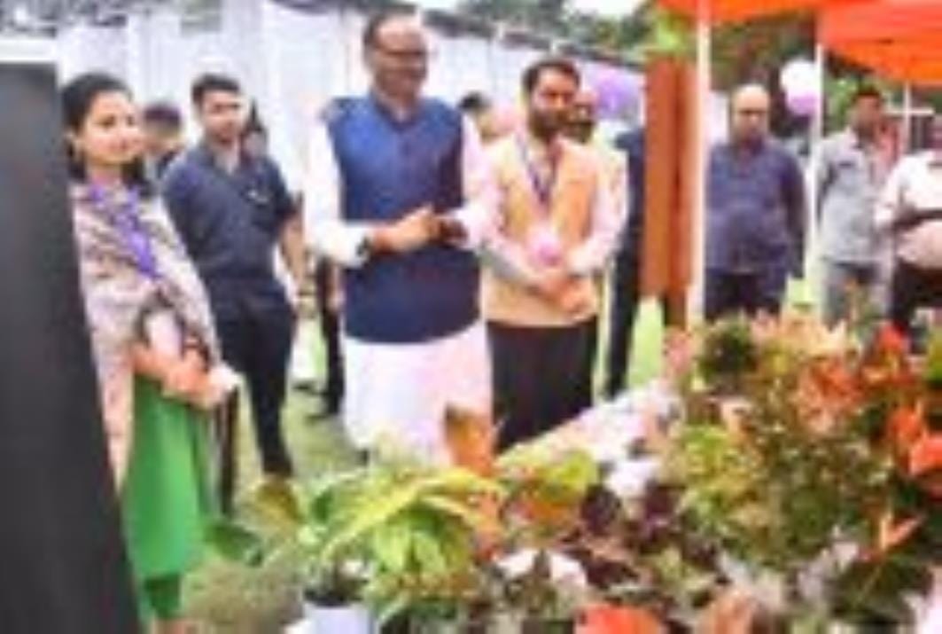 दिव्यांगजनों के बनाए बेकरी उत्पादों, हस्तशिल्प व कलाकृतियों ने प्रदर्शनी की रौनक में चार चांद ल