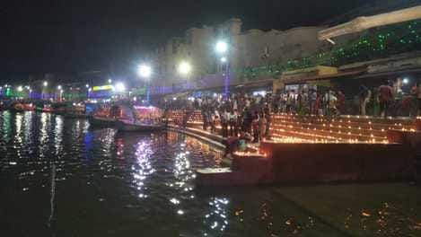 12 सीकेटीपी-21- परिचय- देवोत्थान एकादशी में मंदाकिनी में दीपदान के बाद पटाखे फोड़ते श्रद्धालु ।