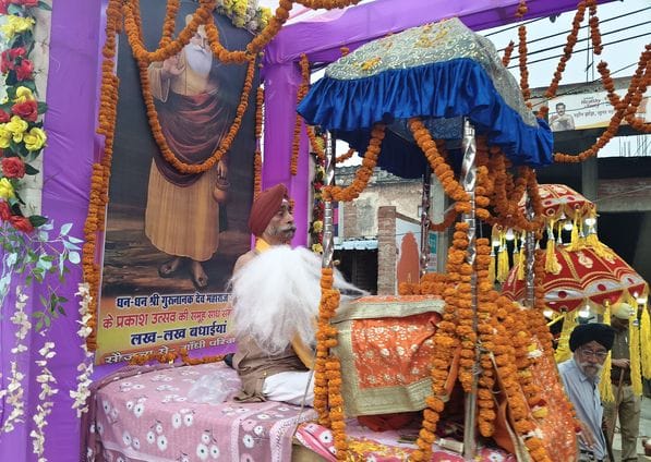 26-जमुनियाबाग से निकली शोभायात्रा में करतब दिखाते सिख समाज के लोग।-संवाद 26-जमुनियाबाग से निकली शोभायात्रा में करतब दिखाते सिख समाज के लोग।-संवाद