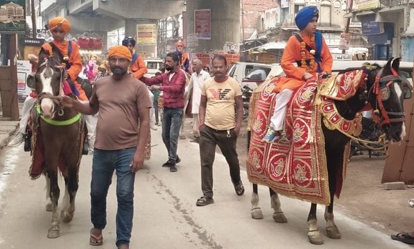 26-जमुनियाबाग से निकली शोभायात्रा में करतब दिखाते सिख समाज के लोग।-संवाद 26-जमुनियाबाग से निकली शोभायात्रा में करतब दिखाते सिख समाज के लोग।-संवाद