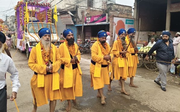 26-जमुनियाबाग से निकली शोभायात्रा में करतब दिखाते सिख समाज के लोग।-संवाद 26-जमुनियाबाग से निकली शोभायात्रा में करतब दिखाते सिख समाज के लोग।-संवाद