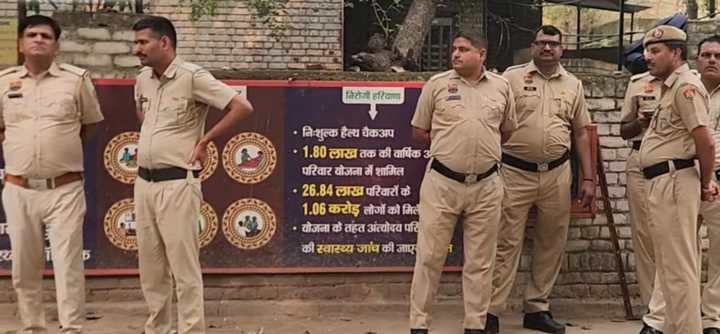 आरोपियों पर कार्रवाई को लेकर एकजुट हुए ग्रामीण। संवाद