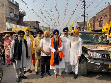 अंबाला सिटी पहुंची शीश मार्ग यात्रा का स्वागत करते पदाधिकारी। प्रवक्ता
