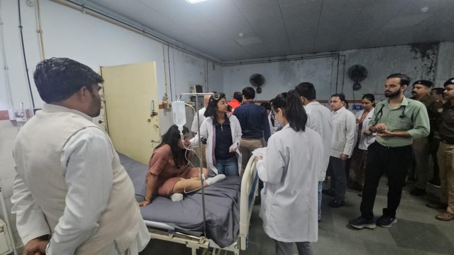 अस्पताल में भर्ती घायलों का इलाज करते चिकित्सक। स्रोत : सोशल मीडिया