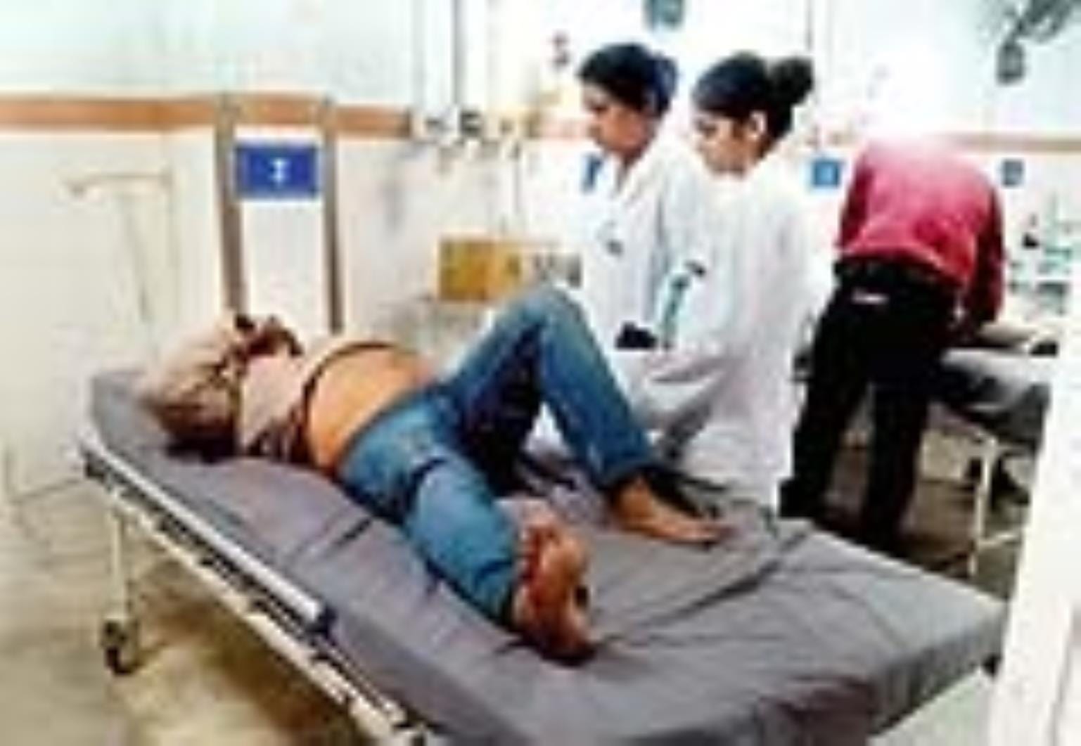 अस्पताल में भर्ती घायलों का इलाज करते चिकित्सक। स्रोत : सोशल मीडिया
