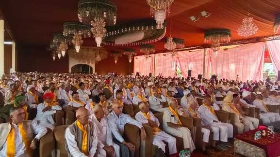 अंतर्राष्ट्रीय ढुल सम्मेलन में बच्चों को सम्मानित करते हुए।
