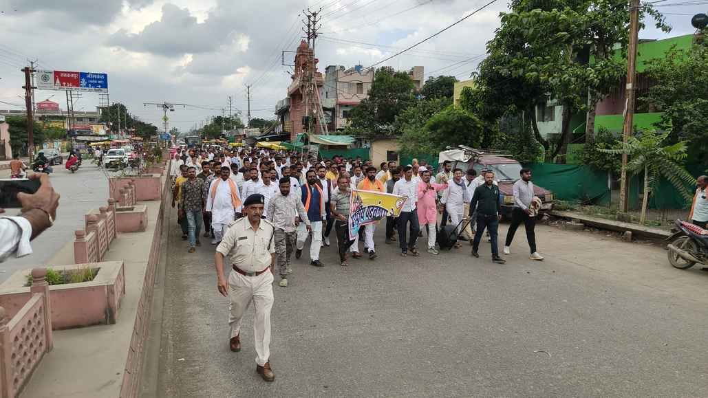 भैरूंदा में तनाव का माहौल, सड़क पर उतरा समाज