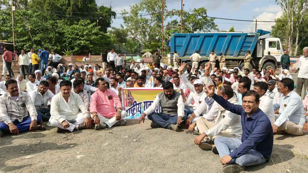 भैरूंदा में तनाव का माहौल, सड़क पर उतरा समाज