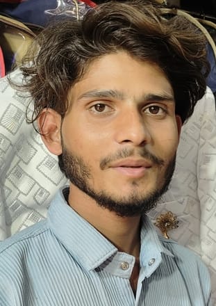 ब्लेजर और शेरवानी की दुकान पर शादी के लिए कपड़ों की खरीदारी करते लोग। संवाद