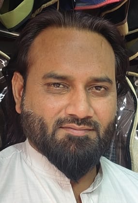 ब्लेजर और शेरवानी की दुकान पर शादी के लिए कपड़ों की खरीदारी करते लोग। संवाद