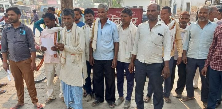 बिनावर थाने पर खड़े किसान। संवाद