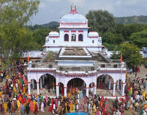 फोटो 01 एमएएचपी 10 परिचय-मंदिर में पूजा-अर्चना के लिए जाती कार्तिक स्नान करने वाली महिलाएं। संव