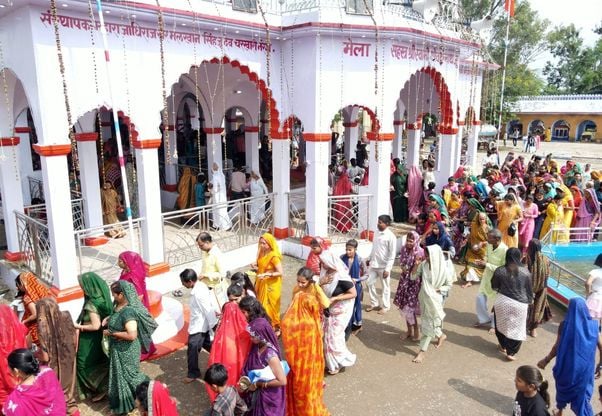 फोटो 01 एमएएचपी 10 परिचय-मंदिर में पूजा-अर्चना के लिए जाती कार्तिक स्नान करने वाली महिलाएं। संव