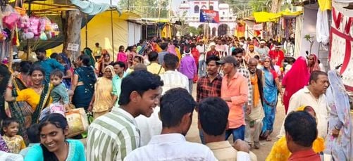 फोटो 01 एमएएचपी 10 परिचय-मंदिर में पूजा-अर्चना के लिए जाती कार्तिक स्नान करने वाली महिलाएं। संव