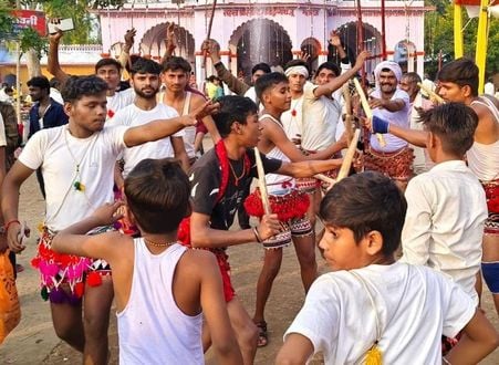 फोटो 01 एमएएचपी 10 परिचय-मंदिर में पूजा-अर्चना के लिए जाती कार्तिक स्नान करने वाली महिलाएं। संव