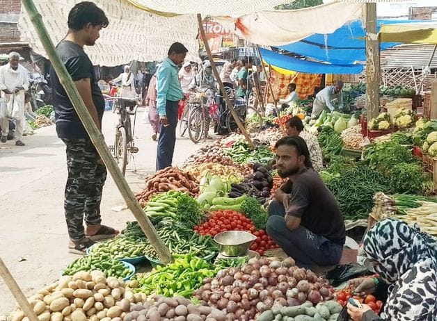 फोटो-17-लाला बाजार में सब्जी की दुकान से खरीदारी करते लोग। संवाद