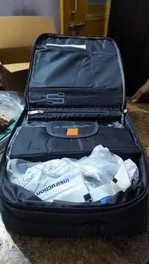 फोटो-29-सीएचसी हरपालपुर में बाईपैप मशीन दिखाने के लिए गत्ता खोलता कर्मचारी। संवाद