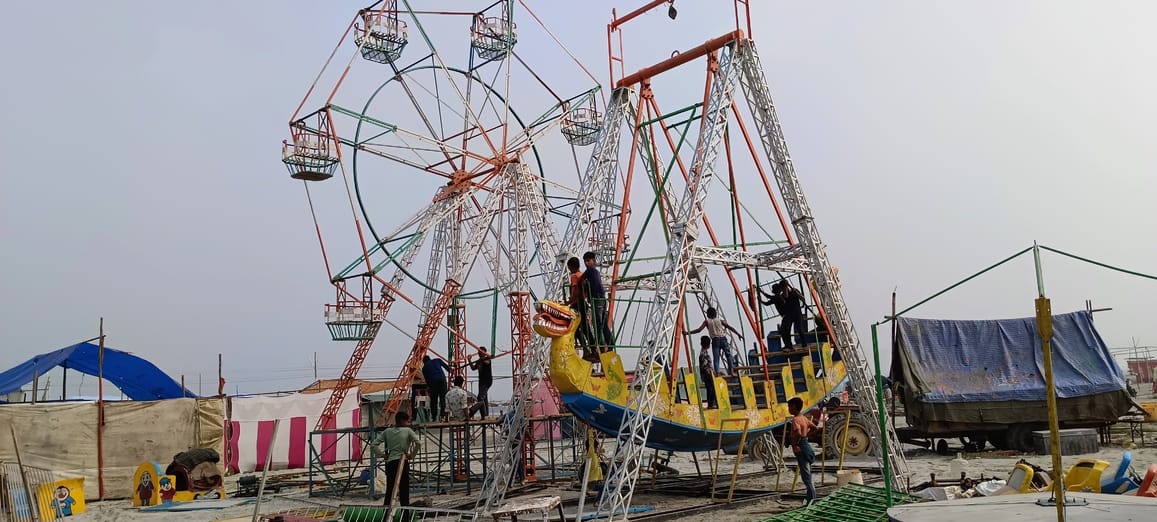 गंगा घाट पर स्नान करते श्रद्धालु स्रोत संवाद गंगा घाट पर स्नान करते श्रद्धालु स्रोत संवाद