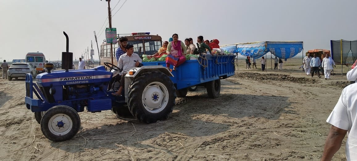 गंगा घाट पर स्नान करते श्रद्धालु स्रोत संवाद गंगा घाट पर स्नान करते श्रद्धालु स्रोत संवाद