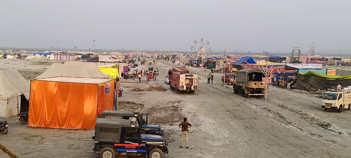 गंगा घाट पर स्नान करते श्रद्धालु स्रोत संवाद गंगा घाट पर स्नान करते श्रद्धालु स्रोत संवाद