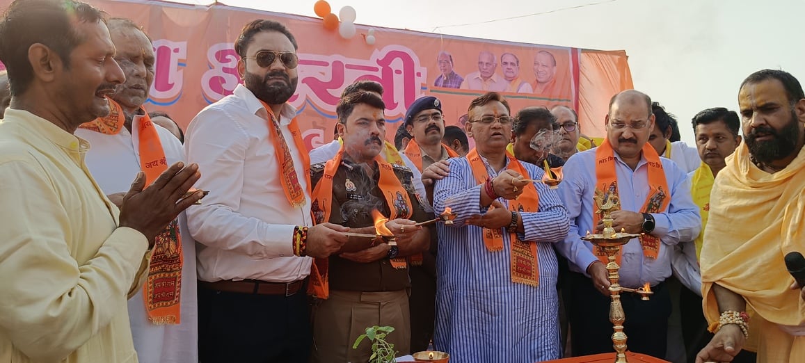 गंगा घाट पर तैनात नाविक स्रोत संवाद गंगा घाट पर तैनात नाविक स्रोत संवाद