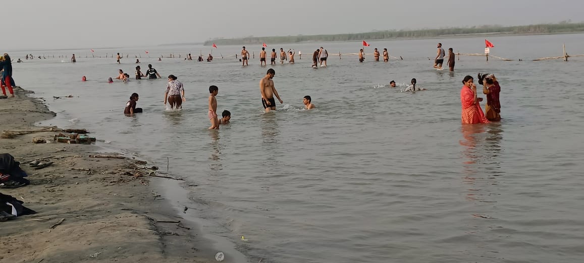 गंगा घाट पर तैनात नाविक स्रोत संवाद