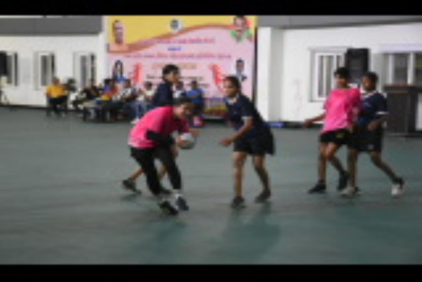 केडी सिंह बाबू स्टेडियम के इंडोर हाॅल में आयोजित राज्य सीनियर हैंडबाॅल प्रतियोगिता के एक मुकाब केडी सिंह बाबू स्टेडियम के इंडोर हाॅल में आयोजित राज्य सीनियर हैंडबाॅल प्रतियोगिता के एक मुकाब