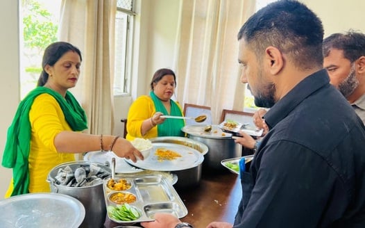 कुरुक्षेत्र। कैंटीन का संचालन करती महिलाएं। स्वयं कुरुक्षेत्र। कैंटीन का संचालन करती महिलाएं। स्वयं