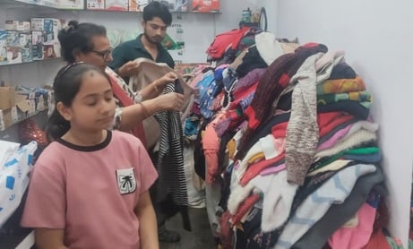 कुरुक्षेत्र। ऊनी टॉप देखते ग्राहक। संवाद कुरुक्षेत्र। ऊनी टॉप देखते ग्राहक। संवाद