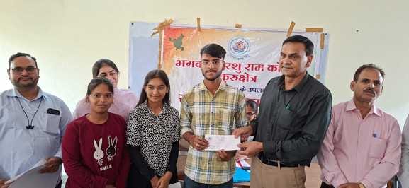 कुरुक्षेत्र। विजेताओं को प्रोत्साहित करते प्राचार्य सहित अन्य सदस्य। स्वयं कुरुक्षेत्र। विजेताओं को प्रोत्साहित करते प्राचार्य सहित अन्य सदस्य। स्वयं