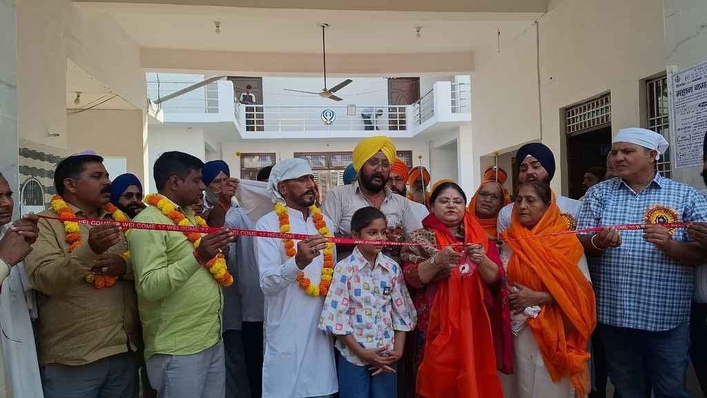 कस्बे में निकलते नगर कीर्तन में शामिल श्रद्धालु स्रोत संवाद