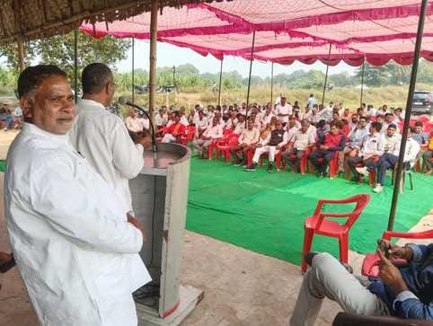 खरखौदा में धरना स्थल पर हुई किसान पंचायत में मौजूद भीड़ (संवाद) खरखौदा में धरना स्थल पर हुई किसान पंचायत में मौजूद भीड़ (संवाद)