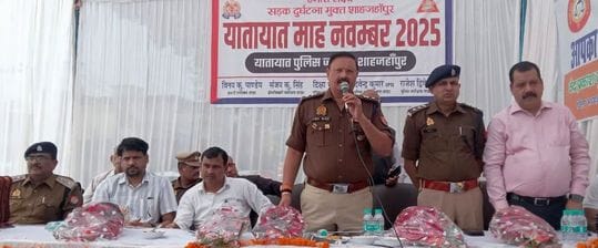खिरनीबाग चौराहा पर यातायात पुलिसकर्मी के सामने से जाता ओवरलोड ऑटो। संवाद