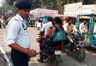 खिरनीबाग चौराहा पर यातायात पुलिसकर्मी के सामने से जाता ओवरलोड ऑटो। संवाद