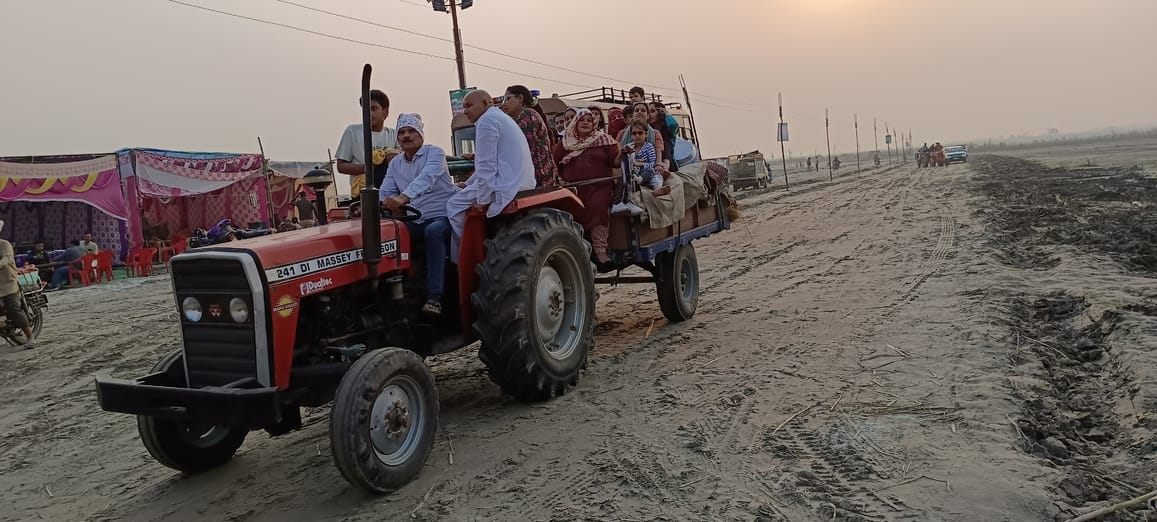 मेले में पहुंचे श्रद्धालु स्रोत संवाद