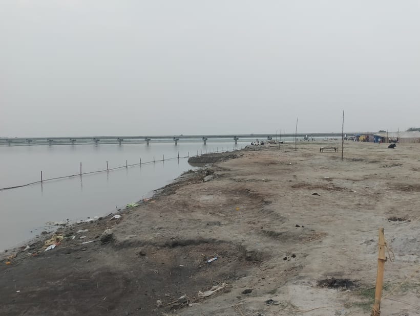 मिर्जापुर में ढाई घाट किनारे सजा रंग-बिरंगे तंबुओं का शहर। संवाद मिर्जापुर में ढाई घाट किनारे सजा रंग-बिरंगे तंबुओं का शहर। संवाद