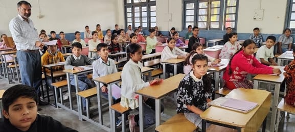 नम्होल स्कूल में नेशनल मीन्स कम मेरिट स्कॉलरशिप परीक्षा देते हुए विद्यार्थी। संवाद नम्होल स्कूल में नेशनल मीन्स कम मेरिट स्कॉलरशिप परीक्षा देते हुए विद्यार्थी। संवाद