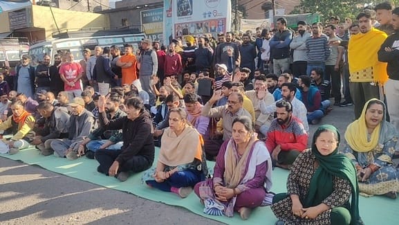 पुंछ में गो हत्या के विरोध में  टायर जला कर धरना प्रदर्शन करते हिन्दू संगठनों के सदस्य