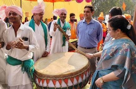 प्रतिभागियों को पुरस्कार देते हुए। विभाग