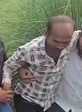 पशु तस्कर से मुठभेड़ के बाद घायल होने पर अस्पताल ले जाती पुलिस- पुलिस