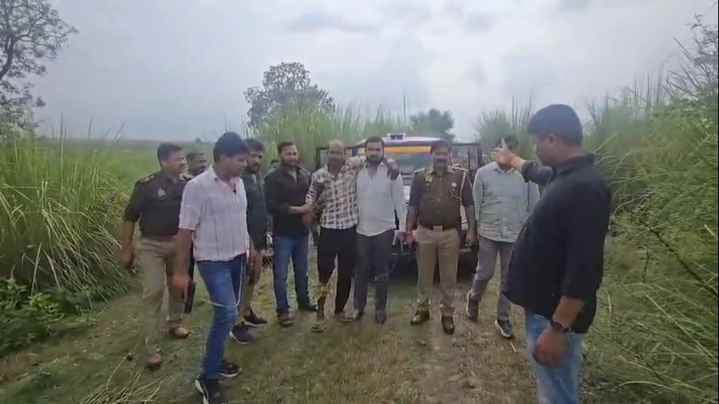 पशु तस्कर से मुठभेड़ के बाद घायल होने पर अस्पताल ले जाती पुलिस- पुलिस