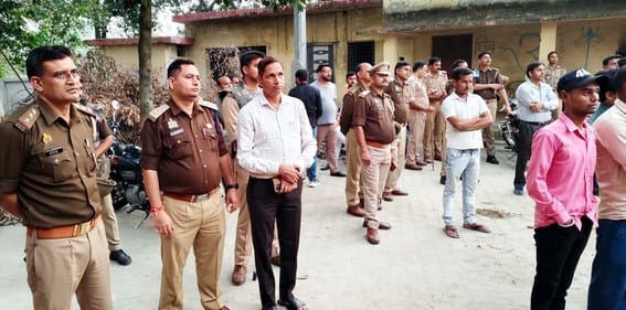पुवायां के काला मठ मंदिर में हनुमान चालीसा से पूर्व लगी भीड़। संवाद पुवायां के काला मठ मंदिर में हनुमान चालीसा से पूर्व लगी भीड़। संवाद