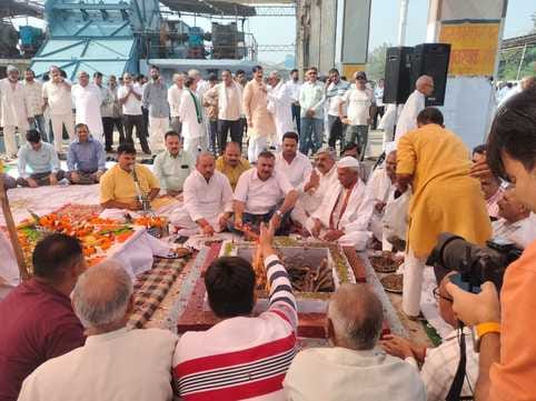 रोहटा। किनौनी शुगर मिल में पैराई सत्र का शुभारंभ करते सांसद डॉ. राजकुमार सांगवान। संवाद रोहटा। किनौनी शुगर मिल में पैराई सत्र का शुभारंभ करते सांसद डॉ. राजकुमार सांगवान। संवाद