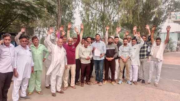 रात के समय क्षतिग्रस्त कार। संवाद रात के समय क्षतिग्रस्त कार। संवाद
