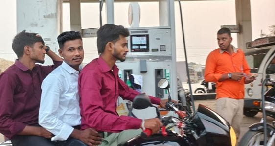 सहसवान में बिना हेलमेट के ही पेट्रोल देते कर्मचारी । संवादइ